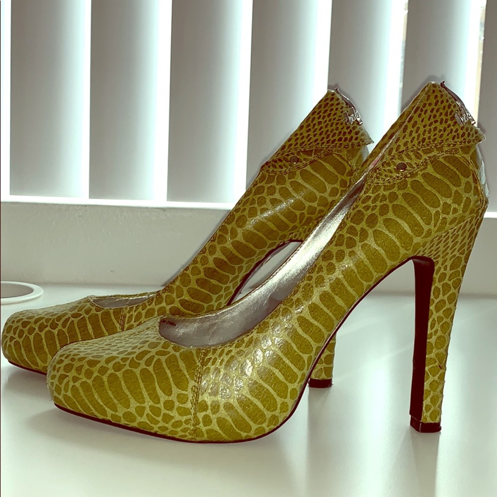 Size 8 baby phat lime green pump